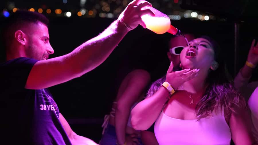 #1 All inclusive Hip Hop Boat Party in Miami - Open bar for 3 hours: what’s included and how it changes the value