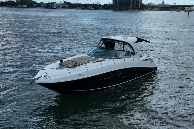 37 Ft Yacht Yacht for 2 or 4 hours, Bluetooth, In the Miami Bay - Millionaire Row and the photo-stop rhythm