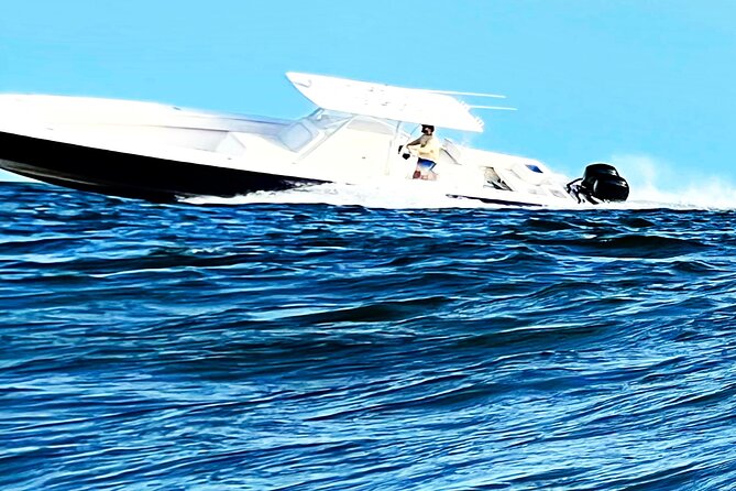 40' Sea Hunter Cruise with Captain Jay - Onboard comfort: sound system, floating mat, and a real-feeling mini party setup