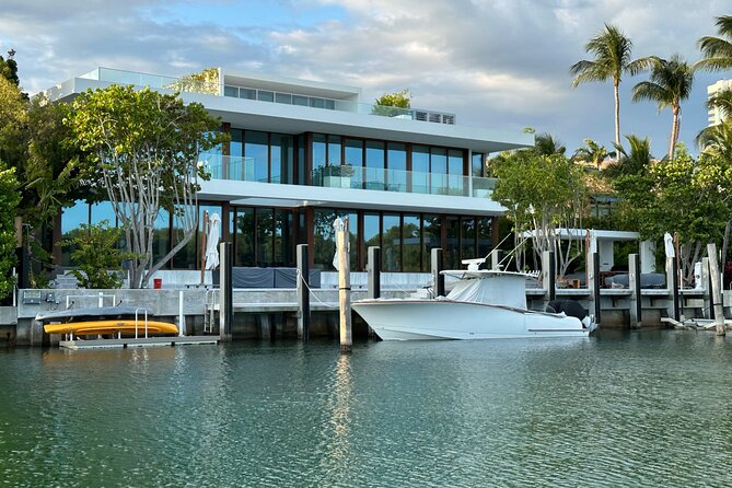50' Private Yacht Experience in Miami for 12 people - Onboard comfort: cooler, sound system, and a simple setup that works