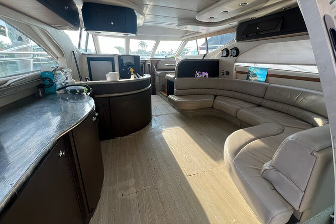 50ft Miller Blue | Miami Yacht Rental | 3 to 6 Hours | 13 Ppl - Miami Beach Marina Finish: Yacht-Watching Without the Rush