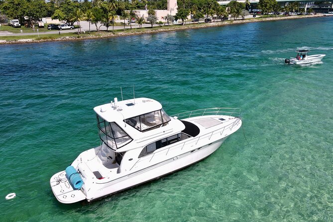 52' Yacht Rental in Miami Beach with Experienced Captain - Miami Landmarks From Water: South Beach to Brickell