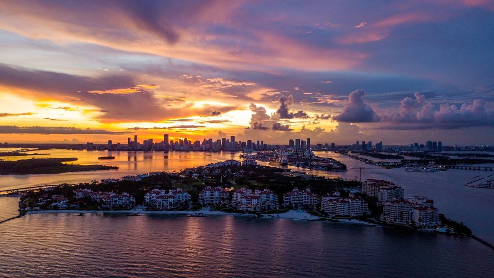 Miami: 30-Minute Private Helicopter Tour with Champagne - Islands and waterfronts: Coral Gables, Coconut Grove, Palm and Venetian