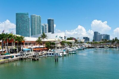 Miami Biscayne Bay rich and famous Sightseeing Boat Tour - Millionaire’s Row: Star Island and Fisher Island from the bay
