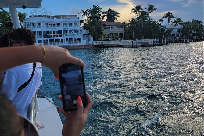 Miami Boat Tour of Celebrity Homes & Miami River Skyline 360 View - Getting to Bayside Marketplace and Finding Your Seat Fast
