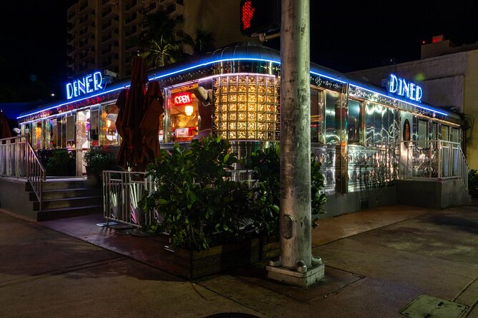 Miami Boos and Booze Haunted Pub Crawl - Stop 3: Española Way Drinks and Hauntings by the Bar