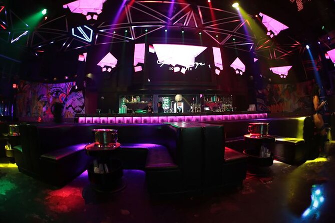 Miami Night: the Ultimate Nightclub Experience - The nightlife vibe: meeting people vs. dancing all night