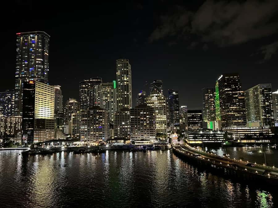 Miami: Party Yacht Cruise with Open Bar and DJ - FAQ