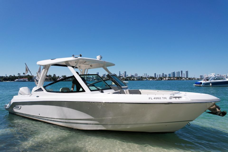 Miami: Private Star island, Miami Skyline & Miami River Tour - Miami River sightseeing: fine dining views and waterfront homes on the glide