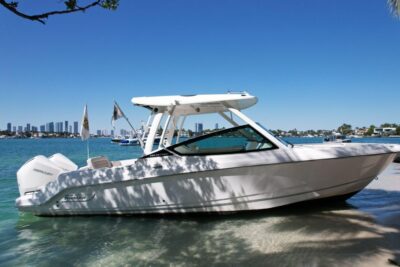 Miami: Private Star island, Miami Skyline & Miami River Tour - Meeting at the private marina and settling on a brand-new boat
