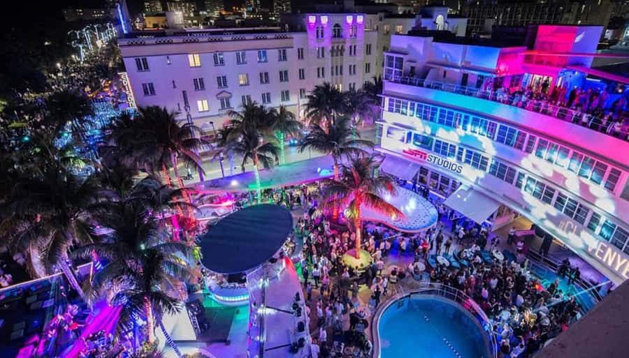 Miami Pub Crawl + Clubbing Experience - Four Stops in South Beach: How to Read the Night