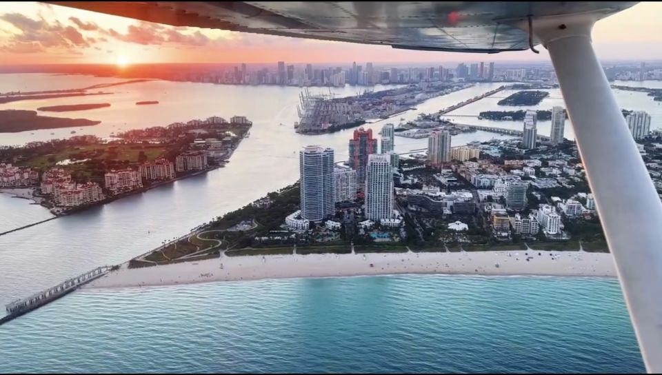 Miami: Romantic 1-Hour Private Flight Tour with Champagne - Bilingual Live Narration: Getting More Than Pretty Views