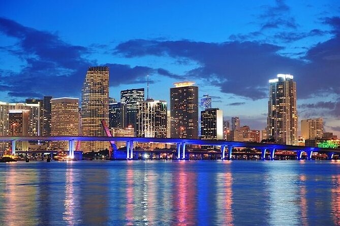 The best Miami boat party with DJ, drinks and lights of the city - Stop 1: Bayside pre-fun with cocktails and street energy