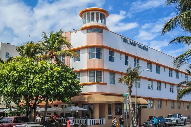 The Official Art Deco Walking Tour by The Miami Design Preservation League - Where the tour starts: Art Deco Welcome Center and the feel of the group
