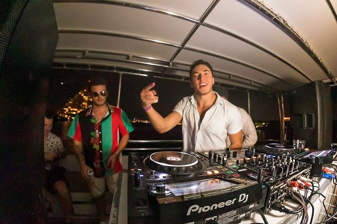 Ultimate Party in Miami : Boat Party, Party Bus & Nightclub - Snacks on board: expect limited options