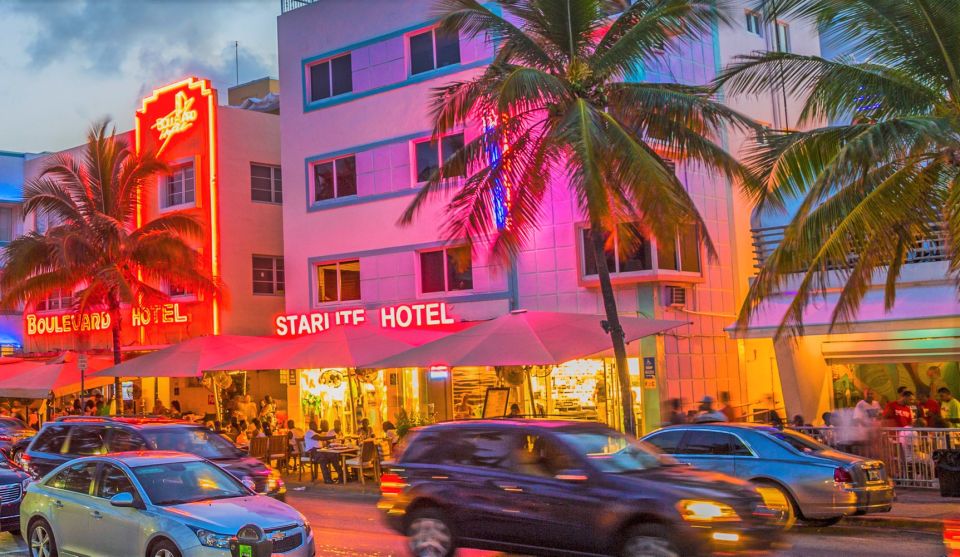Walking Tour with Cocktails(optional) Miami - The first stretch: stories that turn buildings into characters